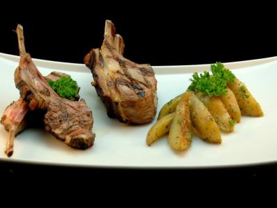 Menu à 38 € (Sauf les jours fériés et les soirs de dîner-concert) Menu à 38 € (Sauf les jours fériés et les soirs de dîner-concert)